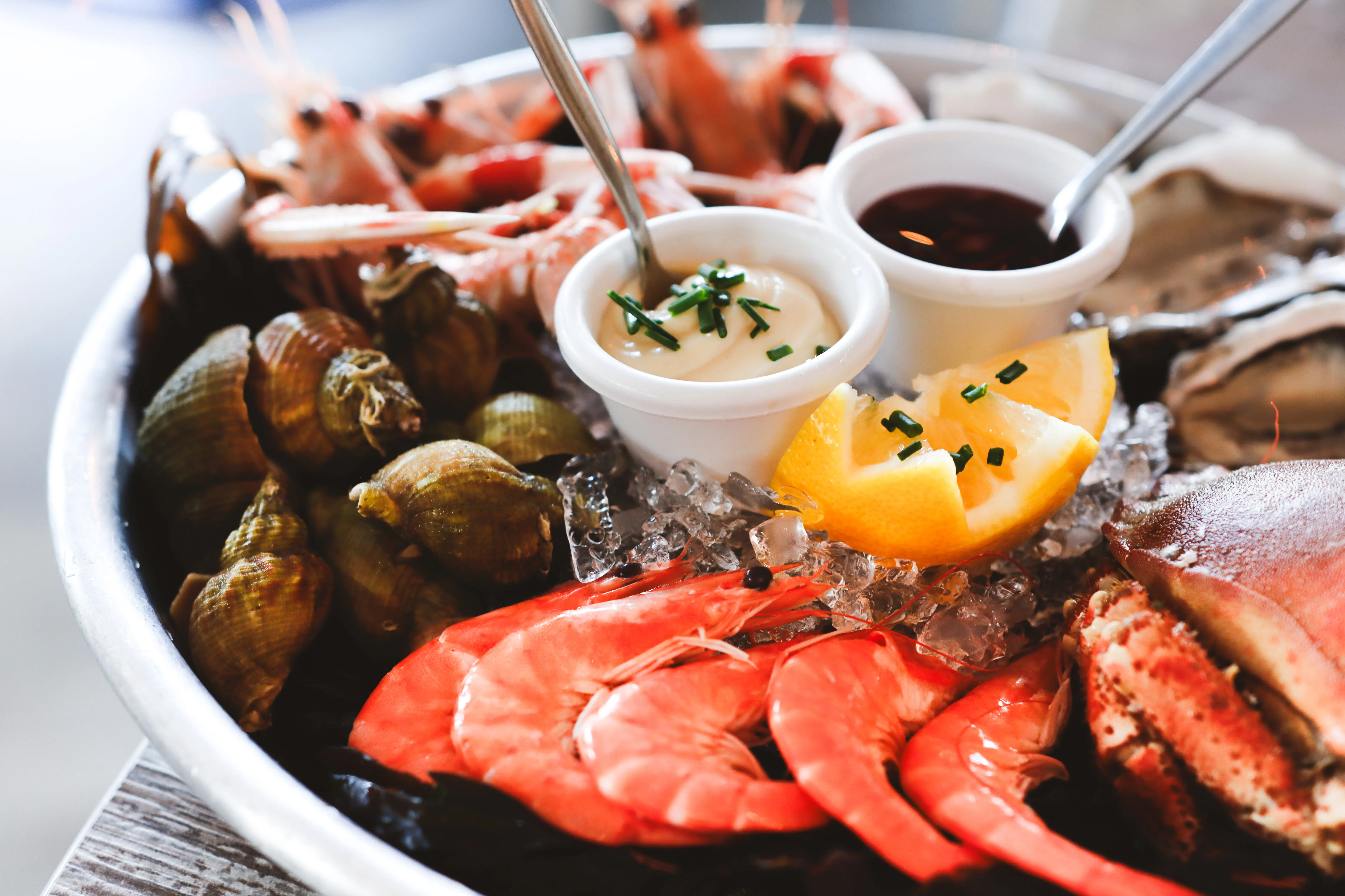 Image assiette de fruits de mer : crevettes, huîtres, mollusques et crabe.