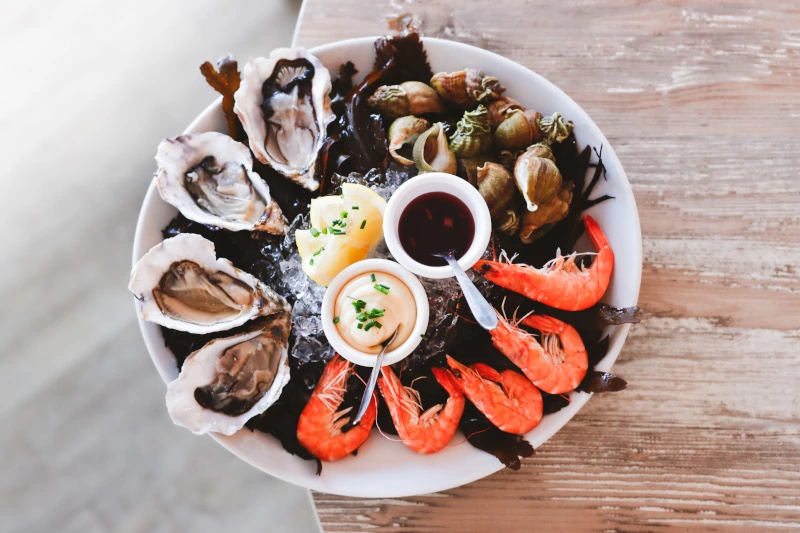 Image assiette de crustacés, crevettes et huîtres
