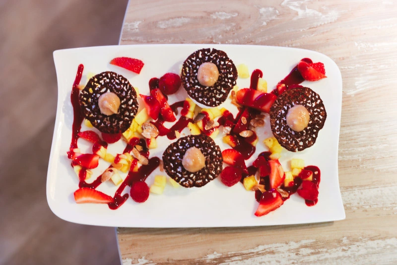 Image dessert maison avec des morceaux de fruits frais